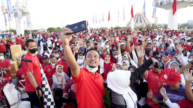 Gubernur Sulsel Andi Sudirman Sulaiman, berswafoto dengan peserta Sulsel Anti Mager Gerakan 10.000 langkag perhari, Minggu (26/06/2022). (Istimewa)
