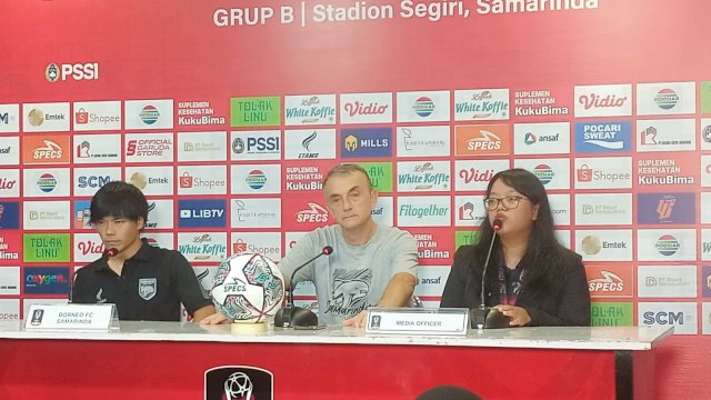 Pelatih Borneo FC, Milomir Seslija didampingi Kei Hirose saat Jumpa Pers di Stadion Segiri Kota Samarinda, Sabtu malam (25/06/2022). (Kurniawan/Republiknews.co.id)
