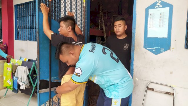 Petugas Lapas Narkotika Samarinda saat menggelar razia rutin di kamar hunian warga binaan. (Istimewa)