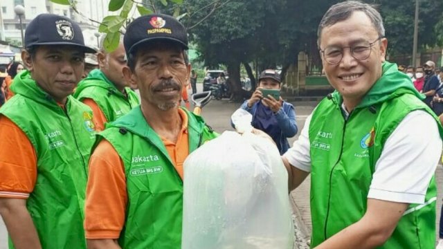 Wali Kota Jakarta Pusat Dhany Sukma menyerahkan benih Ikan Lele kepada warga. (Istimewa)