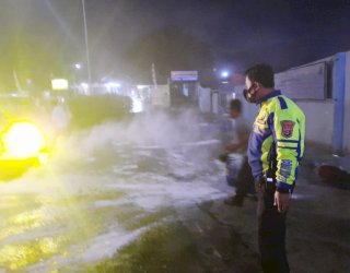 12 Ton Zat Berbahaya Tumpah ke Jalan Cilegon, Polisi Evakuasi Kecelakaan