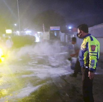 12 Ton Zat Berbahaya Tumpah ke Jalan Cilegon, Polisi Evakuasi Kecelakaan