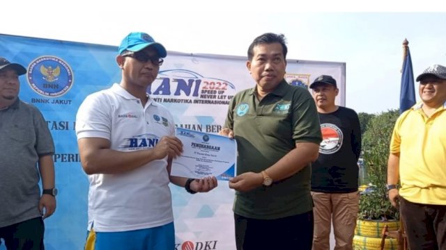 Kepala BNNK Jakarta Utara AKBP Bambang Yudistira, memberikan penghargaan kepada Daerah yang aktif jalankan program P4GN. (Istimewa)