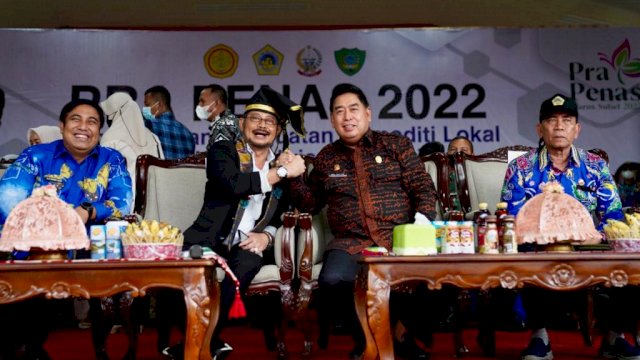 Menteri Pertania RI Syahrul Yasin Limpo (SYL) melakukan salam komando bersama Sekda Prov Sulsel Abdul Hayat Gani, saat menghadiri Pra-Penas 2022 di Kabupaten Maros, Sabtu (25/06/2022). (Istimewa)