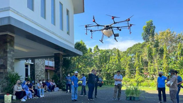 Taiwan ICDF saat memberikan pelatihan penggunaan drone kepada pihak-pihak terkait di Pelataran Fakultas Pertanian Unhas, Minggu (26/06/2022). (Chaerani)