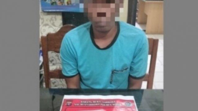 Pelaku pengedar Sabu bersama barang bukti saat diamankan di Polres Kotawaringin Timur. (Istimewa)