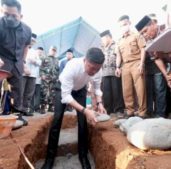 Bupati Gowa Letakkan Batu Pertama Pembangunan Masjid Nurul Mu’Minin Pare’-Pare’