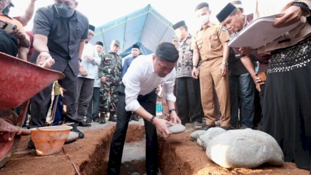 Bupati Gowa Adnan Purichta Ichsan saat melakukan peletakan batu pertama Masjid Nurul Mu'Minin Pare'-pare' di Desa Maradekaya, Kecamatan Bajeng, Senin (27/06/2022). (FOTO. Humas Gowa)