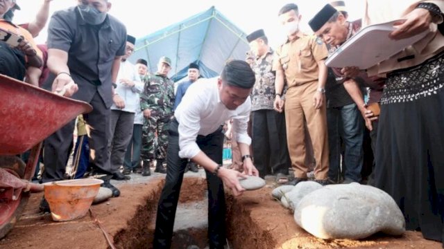 Bupati Gowa Adnan Purichta Ichsan saat melakukan peletakan batu pertama Masjid Nurul Mu'Minin Pare'-pare' di Desa Maradekaya, Kecamatan Bajeng, Senin (27/06/2022). (FOTO. Humas Gowa)