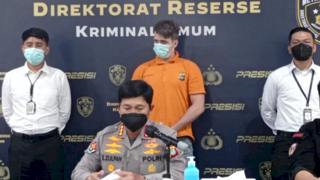 WNA Estonia (SP) pelaku Skimming diamankan Polda Metro Jaya, Senin (27/06/2022). (FOTO.Wahyu Widodo/Republiknews.co.id)