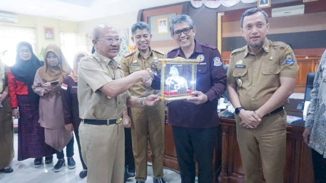 Bupati Jeneponto bersama Prof. Dr. Eka Suaib didampingi Wakil Bupati Jeneponto Paris Yasir dan Sekda Jeneponto Muh.Arifin Nur, saat bedah buku di Ruang Pola Panrannuangta Kantor Bupati Jeneponto, Senin (27/06/2022). (Istimewa)