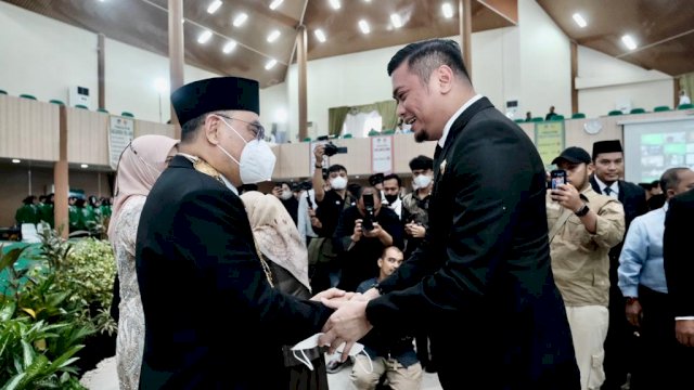 Bupati Gowa Adnan Purichta Ichsan saat menghadiri pelantikan Rektor UMI Makassar di Auditorium Al-Jibra, Kampus II UMI Makassar, Senin (26/06/2022). (Dok. Humas Gowa)