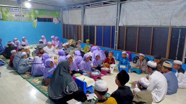 Puluhan anak tengah mengaji Al-Qur'an di teras Rumah Qur'an At-Taisir. (Istimewa)