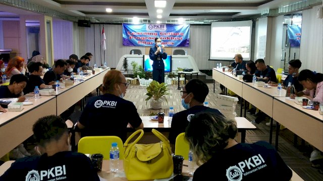 Princess Keket Fortuna tengah review materi dengan transpuan Banjarmasin di Hotel Victoria. (Istimewa)