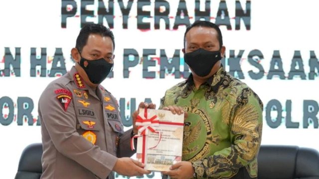 Kapolri Jenderal Listyo Sigit Prabowo menerima sertifikat predikat WTP ke-9 Polri. (Ist)