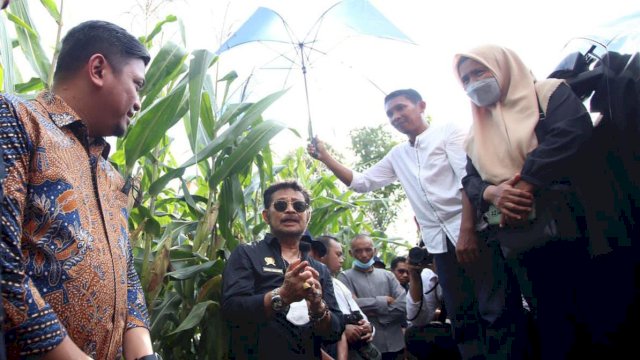 Bupati Gowa Adnan Purichta Ichsan, saat mendampingi Menteri Pertanian Syahrul Yasin Limpo saat melakukan kunjungan di Kecamatan Bontonompo, kemarin. (Dok. Humas Gowa)