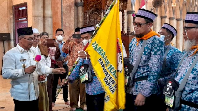 Pelepasan Jemaah Calon Haji Kabupaten Merauke oleh Wakil Bupati H. Muhammad Riduwan yang ditandai dengan penyerahan bendera logo Kabupaten Merauke. (Foto: Hendrik Resi/Republiknews.co.id).