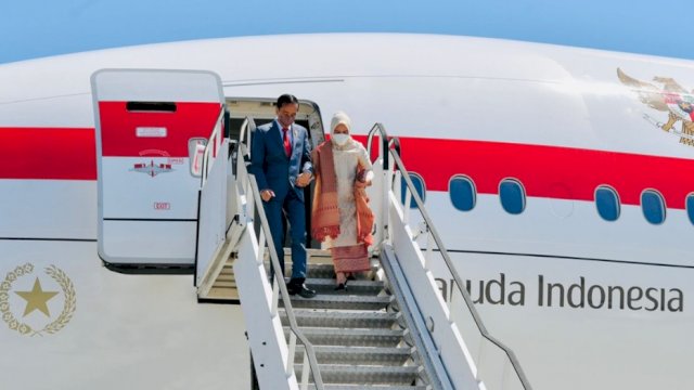 Presiden Joko Widodo dan Ibu Iriana Joko Widodo beserta delegasi tiba di Bandar Udara Internasional Rzeszow-Jasionka, Polandia, Selasa, 28 Juni 2022 sekitar pukul 11.50 waktu setempat.