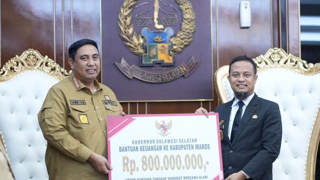 Gubernur Sulsel Andi Sudirman Sulaiman, menyerahkan bantuan keuangan secara simbolis kepada Bupati Maros Chaidir Syam, Senin (27/06/2022). (Istimewa)