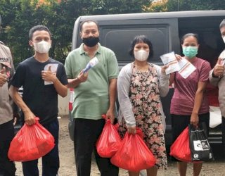 Jelang HUT Bhayangkara ke-76, Polsek Senen Jakpus Gelar Vaksinasi dan Bagi-Bagi Sembako