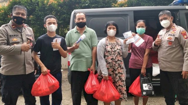 Warga yang ikut vaksinasi mendapatkan paket sembako dari Polsek Senen Jakarta Pusat, Senin (27/06/2022). (Istimewa)