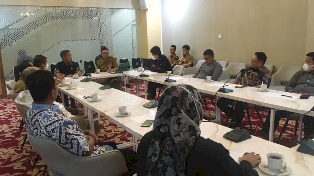 Kepala Bidang Humas dan IKP Diskominfo-SP Sulsel Sultan Rakib, saat menerima rombongan Anggota DPRD Kabupaten Wajo. (Istimewa)