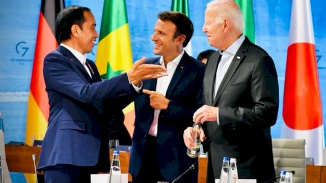 Presiden Joko Widodo tampak berbincang dengan Presiden Amerika Serikat Joe Biden dan Presiden Prancis Emmanuel Macron pada sesi working lunch KTT G7 yang digelar di Elmau, Jerman, Senin (27/06/2022). (Istimewa)