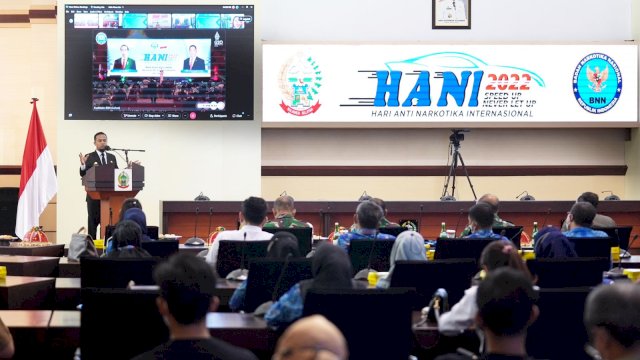 Gubernur Sulsel Andi Sudirman Sulaiman, memberikan sambutan saat peringatan Hari Anti Narkotika Internasional (HANI) tahun 2022, di Ruang Rapat Pimpinan Kantor Gubernur Sulsel, Senin (27/06/2022). (Istimewa)