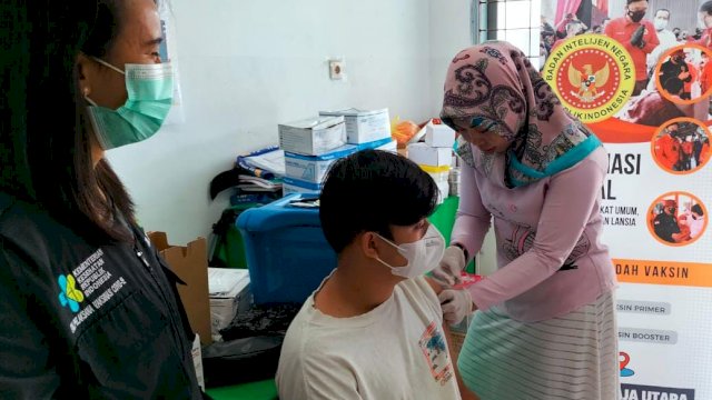 Genjot cakupan vaksinasi Covid-19, BIN Sulsel melaksanakan vaksinasi di Kabupaten Toraja Utara, kemarin. (Dok. BIN Sulsel)
