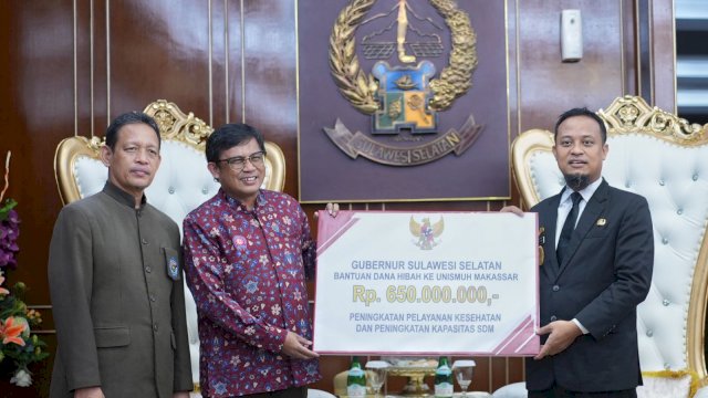 Gubernur Sulsel Andi Sudirman Sulaiman, menyerahkan bantuan keuangan Rp 650 juta kepada perwakilan Universitas Muhammadiyah Makassar, Senin (27/06/2022). (Istimewa)