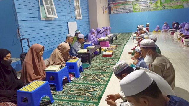 Anak-anak Qur'ani dan pengajar lainnya di Rumah Qur'an At-Taisir, Banjarmasin, Kalimantan Selatan. (Foto: Rahim Arza/Republiknews.co.id)