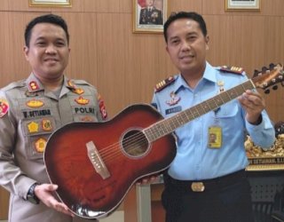 Kunjungi Kapolres Lebak, Kalapas Rangkasbitung Bawakan Gitar Buatan Warga Binaan