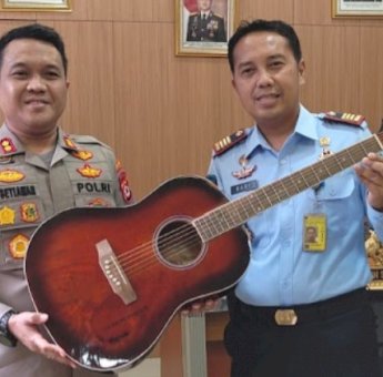 Kunjungi Kapolres Lebak, Kalapas Rangkasbitung Bawakan Gitar Buatan Warga Binaan