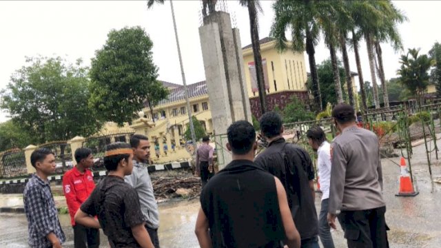 Mahasiswa Universitas Halu Oleo (UHO) bersama pihak keluarga Amis Ando kembali geruduk di depan Kepolisian Daerah Sulawesi Tenggara (Polda Sultra), Senin (27/6/2022). (Istimewa)