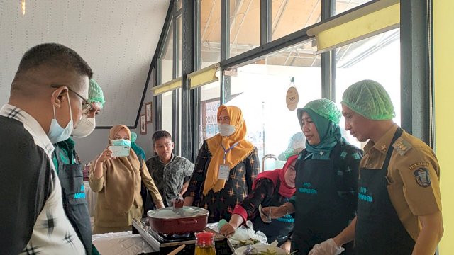 Bupati Wakatobi, Haliana, turut berpartisipasi memasak dalam Festival B2SA dan Lomba Masak menu serba Ikan di Rendes Togo Mowondu, Kecamatan Wangiwangi, Selasa (28/06/2022). (Istimewa)