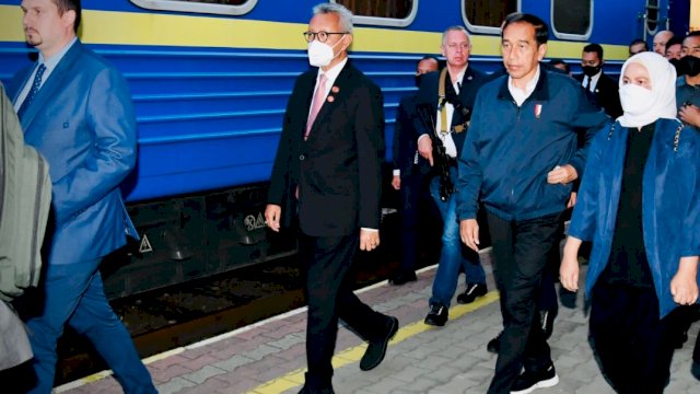 Presiden Jokowi dan Ibu Iriana berjalan ke Gerbong kereta dalam perjalanan dari Polandia menuju Kyiv, Ukraina. (Istimewa)