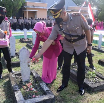 Kenang Jasa Pahlawan di HUT ke-76 Bhayangkara, Polres Soppeng Gelar Upacara di TMP Salotungo