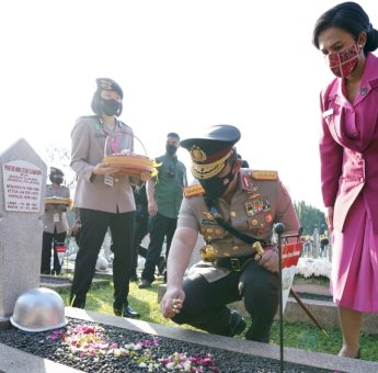 Beri Penghormatan ke TMP Kalibata, Kapolri Lanjutkan Semangat Pahlawan Wujudkan Indonesia Emas