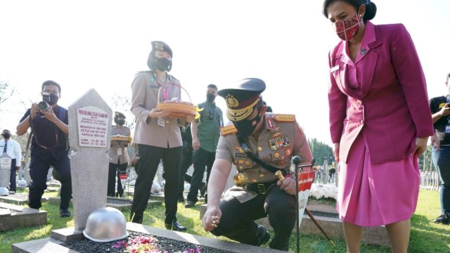 Kapolri Jenderal pol Listyo Sigit Prabowo bersama Ketua Umum Bhayangkari, menabur bunga di Taman Makam Pahlawan Kalibata, Rabu (29/06/2022). (Istimewa)