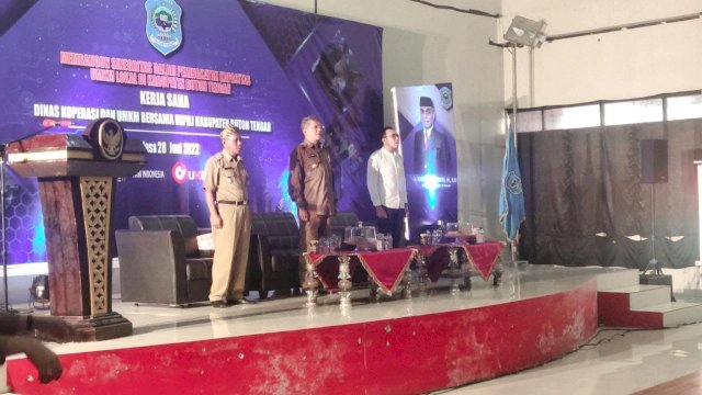 Pj. Bupati Buteng Muhammad Yusup (tengah) saat menghadiri kegiatan sosialisasi dan pelatihan penerapan aplikasi e-Marketplace di Gedung Kesenian Kecamatan Lakudo, Selasa (28/06/2022).