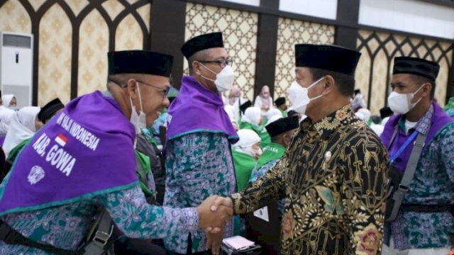 Wakil Bupati Gowa Abd Rauf Malaganni saat melepas JCH di Asrama Haji Sudiang, Rabu (29/06/2022). (Ist)