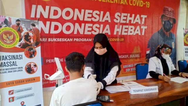 Binda Sulsel Korwil Pangkep saat melaksanakan vaksinasi Covid-19 untuk mendorong kekebalan kelompok. (FOTO. Binda Sulsel)