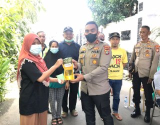 Sambut Hari Bhayangkara ke-76, Polsek Cengkareng Gelar Vaksinasi Door to Door dan Bagi-bagi Sembako