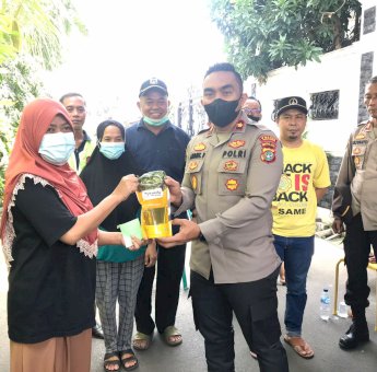 Sambut Hari Bhayangkara ke-76, Polsek Cengkareng Gelar Vaksinasi Door to Door dan Bagi-bagi Sembako