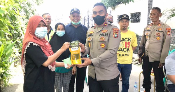 Sambut Hari Bhayangkara ke-76, Polsek Cengkareng Gelar Vaksinasi Door to Door dan Bagi-bagi Sembako