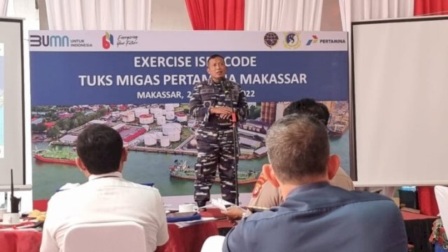 Dansatrol Lantamal VI Makassar Letkol Laut Anis Latif memberikan sambutan pada Training ISPS Code di Halaman Hanggar Dexlite Integrated Terminal Makassar (ITM), Rabu (29/06/2022). (FOTO. Lantamal VI Makassar)