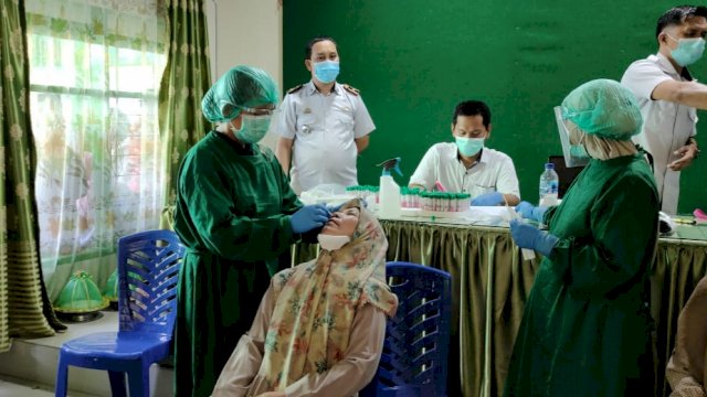 Para Calon Jemaah Haji saat pengambilan tes Swab PCR di kantor Kemenag Jeneponto, Rabu (29/06/2022). (Istimewa)