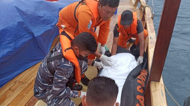 Tim Sar Gabungan saat mengevakuasi korban meninggal ke Pelabuhan Labuan Bajo, Rabu (29/06/2022). (Istimewa)