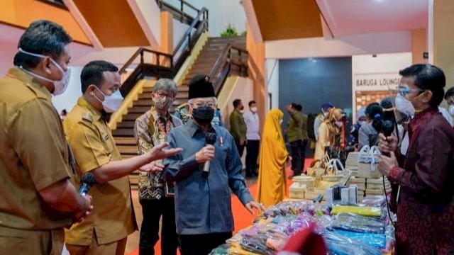 Gubernur Sulsel Andi Sudirman Sulaiman, mendampingi Wakil Presiden RI Ma'ruf Amin, saat meninjau pamerah UMKM beberapa waktu lalu. (Istimewa)