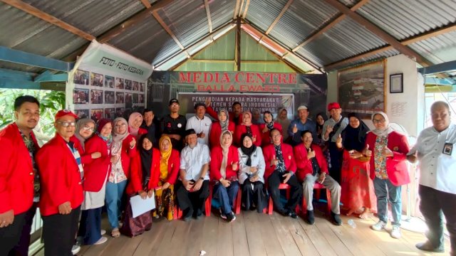 Departemen Sastra Indonesia FIB Unhas saat menggelar Pengabdian terhadap Masyarakat bertema 'Pelatihan Surat Menyurat', di Kelurahan Lakkang, Kota Makassar, Rabu (29/6/2022). (Istimewa)